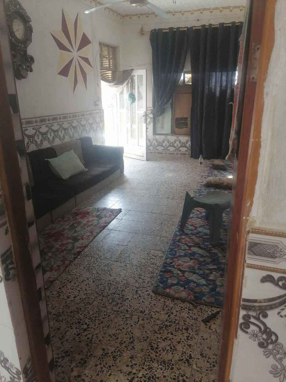 سلام عليكم ورحمة الله وبركاتة مرخصت مدير كروب هاذا لبيت لبيع ويه مشتمل مساحه كليه 650 يبعد عن شارع العام 300متر شارع تبليط بلباب مدرسه متوسط وابتديه مولده مال شارع يمه ماء اساله بلباب كهربائية بلباب استفسار عله رقم ***********
