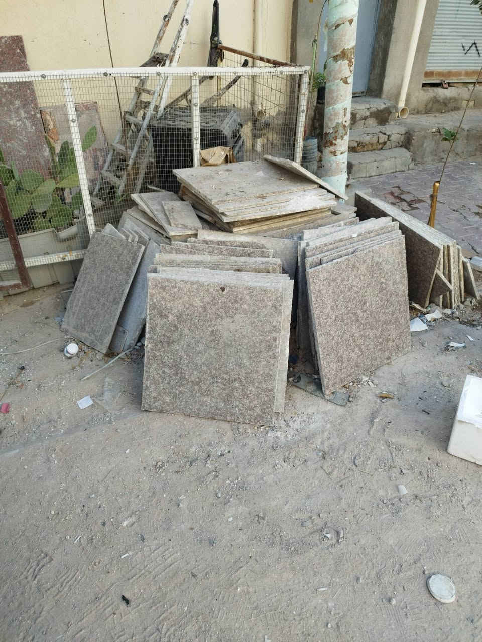 گرانيد  جندول مستعمل اخو جديد للبيع / ٣٠ متر *********** مكان النجف
