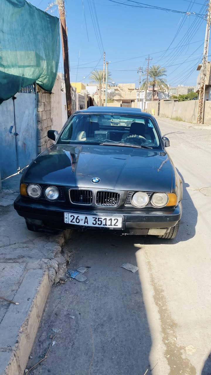 بسم الله.BMW 525.  موديل. 1989  محرك دبل فانوس528موديل 2002 كير. اوتماتيك. موديل2002    فتحة سقف تحكم مري  رقم انكليزي هزه جديده سنويه. بأسمي. تسقط. شهر3. يوم22  الجامات يدوي. كهربائيات شغاله   شاشه اندرويد الاصليه  والسياره ما تشتغل اذا  مو. الحساس مالتها. يعني. مثل لبصمه وناقص السياره كم شغله بسيطات وبيها طختين وحده بالجاملق الامامي موضح بالصوره ترجع عالبارد وطخه. بالباب الخلفي. صغيره. موضحه بالصوره السياره احلى من الصور وترايك  بصره موصل السياره نشطه  وشرط ماتحس بالتنميرات السعر 57. وبيها مجال. بسيط العنوان تكريت  للأستفسار ***********
