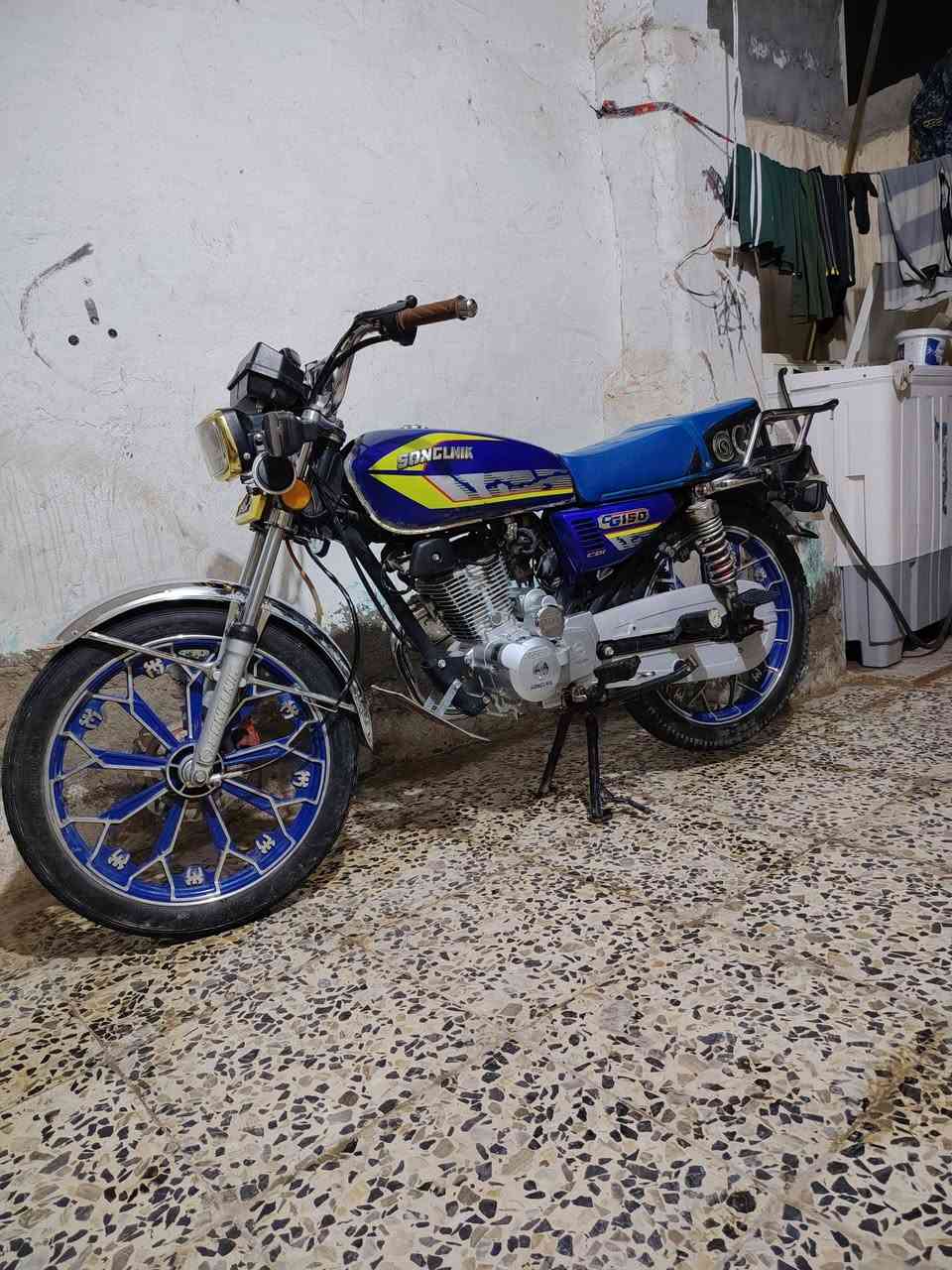 السلام عليكم دراجة سيفان موديل 25 مكينه 150 فقط العداد مايشتغل السعر 600 وبيها مجال مكاني الثورة ***********
