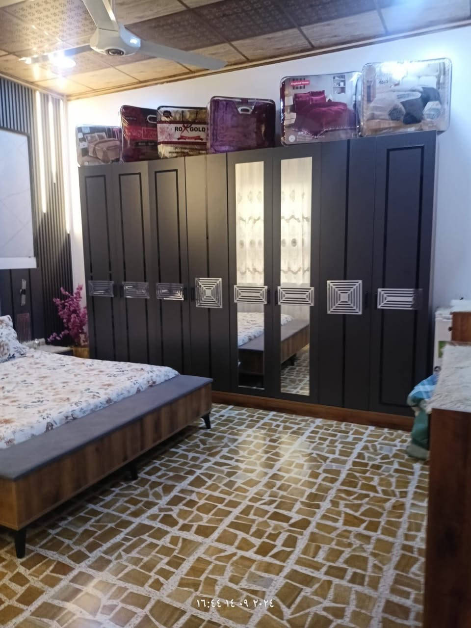 عقارات البناء الملكي...***********
للبيع...للبيع 
دار سكني. طابق واحد شروق تام جيد جدا  حي الصديق قرب الشارع المشجر  مساحه 200 متر واجه 10 متر شارع عرض 8 متر
2 غرفة نوم..هول..استقبال..مطبخ حار وبارد.. صحيات..بيتونه كبيره ...... السعر 270 مليون
