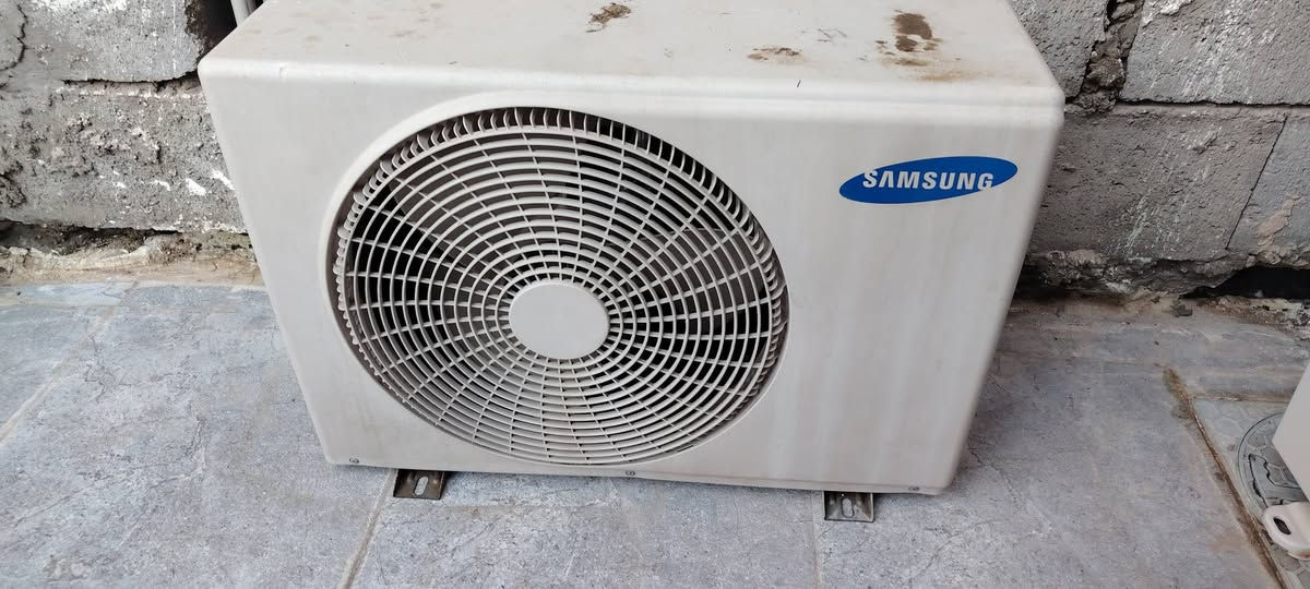 السلام عليكم .. سبلتين واحد سامسونگ اصلي 1 طن ناقصه غاز فقط راح الغاز اثناء الفتح سعره 150 قفل  شرط الشغل  والثاني ميديا 2 طن شغال كامل بدون اي نقص سعره 350 الف ثنينهن غاز 22 مفتوحات ثنينهن مامشدودات تحولت من بيت لبيت اخر وفتحتهن.. ***********
