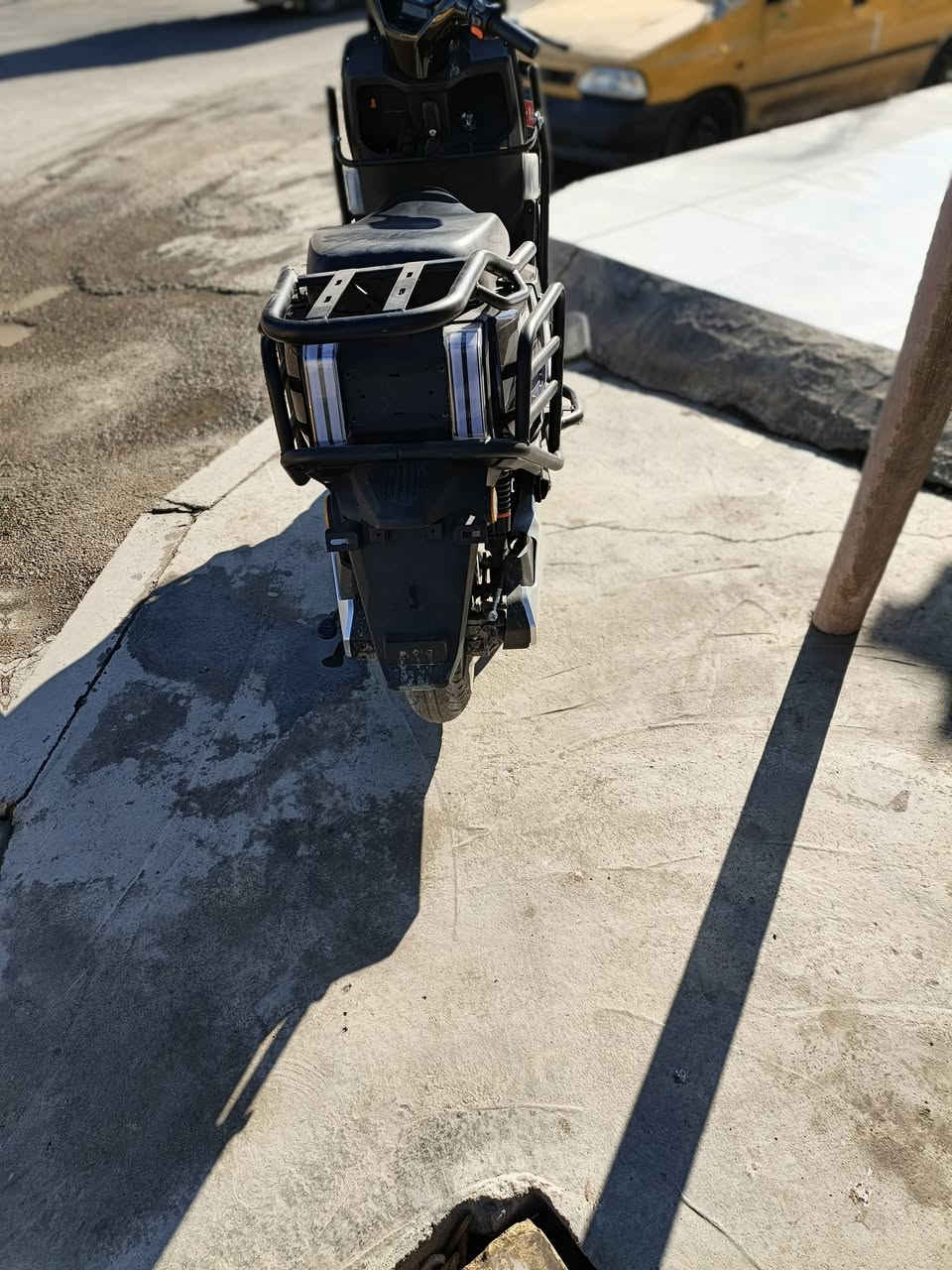 السلام عليكم 
دراجة شحن ساعقة 
مشتريهة قبل سبوعين 
دراجة كلش نضيفة 
4 انضمة تشغيل نضام بصمه ونضام سويج ونضام تشغيل عن بعد 
ونضام كارت أن اف سي 
6 بطاريات الحجم الكبير المسطرة 
أربع نمر كير 
نضام R الرجوع الئ الخلف 
تمشيك بلشحنة الوحدة 80 كيلو 
السرعة 110 
السعر 950 الف 
مكاني بغداد الاسكان 
ولدراجة مدرعة بالكامل 
رقمي ***********
