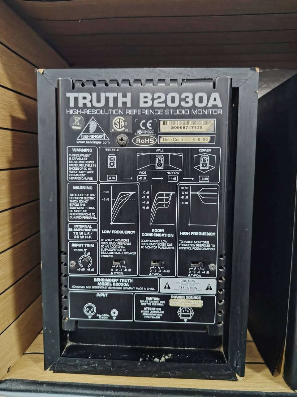 سماعات مونيتور احترافية (Behringer Truth B2030A)
سماعات استوديو نشطة (Active) غنية عن التعريف، تتميز بدقة عالية ونقاء صوت مثالي للتوزيع الموسيقي أو الاستماع الاحترافي.
​📝 المواصفات المختصرة:
​الموديل: Behringer Truth B2030A.
​النوع: Active Studio Monitor (تحتوي على مضخم صوت داخلي، لا تحتاج لأمبير خارجي).
​نظام الصوت: Bi-amped (تضخيم منفصل للترددات العالية والمنخفضة).
​المداخل: تدعم وصلات XLR و 1/4" TRS (وصلات احترافية).
​التحكم: تحتوي على لوحة تحكم خلفية لضبط الترددات حسب مساحة الغرفة (Room Compensation).
​📏 الحجم والأبعاد:
​حجم الـ Woofer (السبيكر السفلي): 6.75 إنش (يوفر بيس عميق ودقيق).
​أبعاد السماعة الواحدة تقريباً: الارتفاع 31.7 سم × العرض 21.4 سم × العمق 21.1 سم.
​الوزن: ثقيلة نسبياً (حوالي 9 كغم للسماعة الواحدة) مما يعطي ثباتاً ومنعاً للاهتزاز.


**إذا كنت صاحب هذا الإعلان وتريد حذفه لأي سبب، رجاءا أرسل رسالة إلى الدعم الفني**