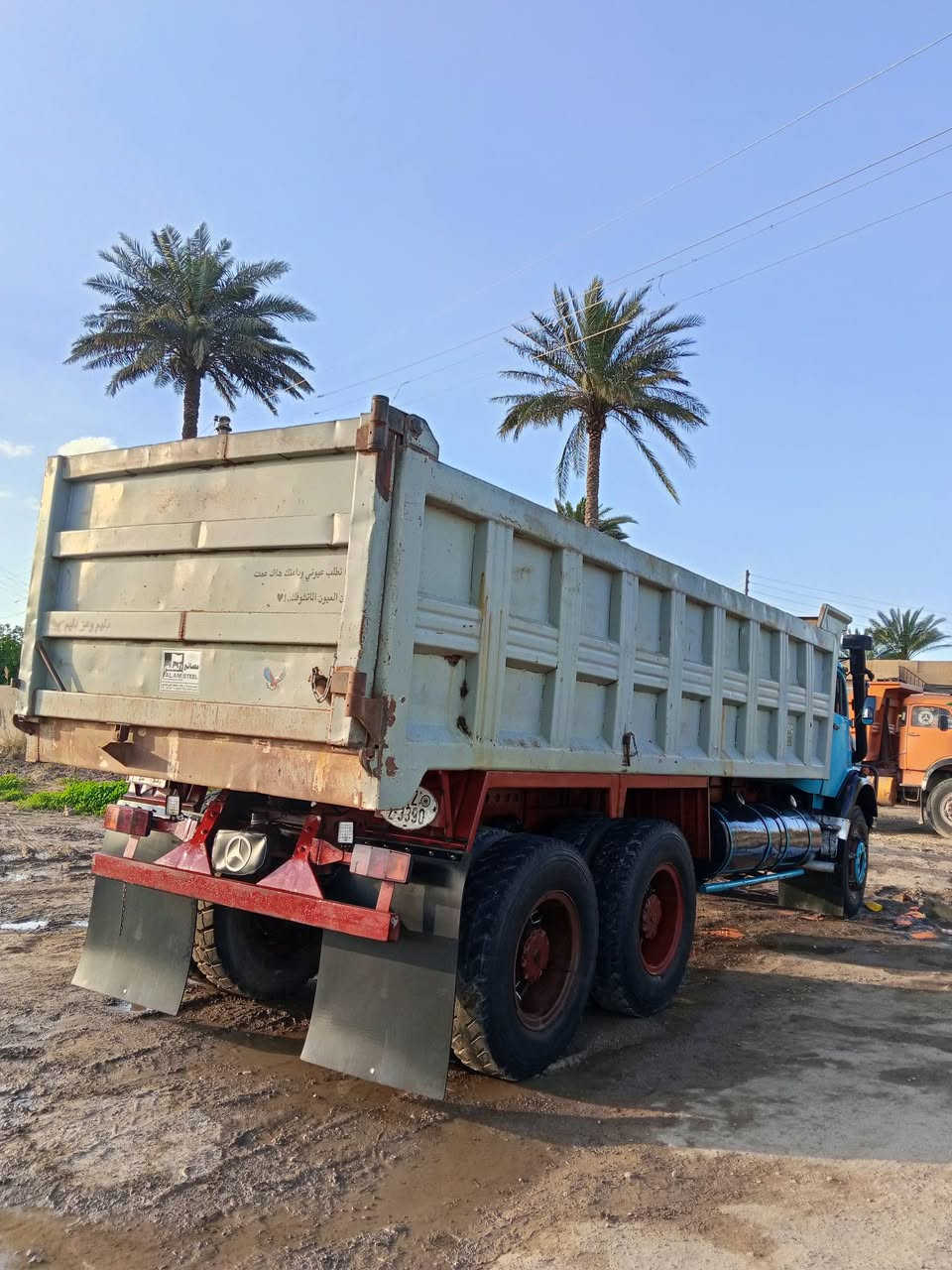 السلام عليكم قجمه للبيع مطوله موديل 83 محرك وكير ومجموعه جيف 18 مكفولات قماره ضهر  وسكف والداخل بلادي ورقم واسط رقم الهاتف ***********و***********
