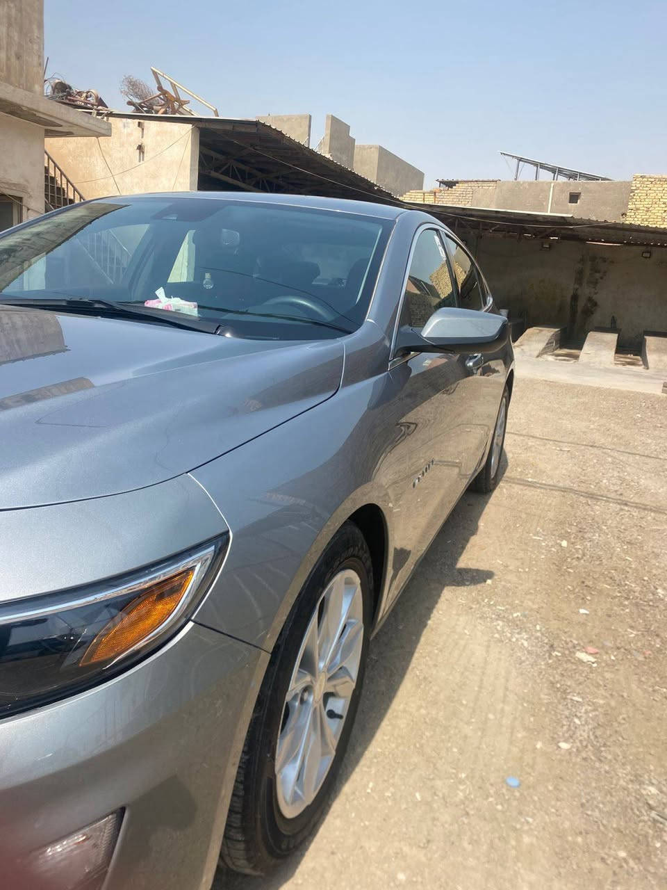 من رخصت صاحب الكروب من الصور اللي دزيتها، هاي *شيفروليه ماليبو Chevrolet Malibu LT*
### 1. *الموديل
 2024* 
- 
### 2. *الفئة والمواصفات*
واضح من الصورة الخلفية مكتوب *LT* على جهة اليمين. هاي الفئة الوسط.

*المواصفات اللي تظهر بالصور:*
- *المحرك*:  1.5 لتر توربو 4 سلندر، 163 حصان، مع كير 6 سرعات أوتوماتيك. هذا المحرك الأساسي للـ LT.
- *الداخلية*: مقاعد قماش رمادي غامق، شاشة 8 إنج لمس مع Apple CarPlay و Android Auto، تكييف أوتوماتيك، كاميرا خلفية، حساسات ركن خلفية، ستيرن مالتي فانكشن.
- *الخارجية*: جنط ألمنيوم 17 إنج 5 دبل سبوك، مرايا كهربائية، لايتات هالوجين.
- *السلامة*: 6 وسائد هوائية، مانع انزلاق، نظام ثبات إلكتروني، تحذير مغادرة المسار.

*المواصفات اللي ما موجودة بالـ LT:*  تدفئة وتبريد كراسي، شحن لاسلكي. هذني يجن بالفئة LT

### 3. *اللون*
اللون *رمادي ميتاليك فاتح* - شيفروليه تسميه *Satin Steel Gray Metallic*. لون عملي، بارد شوي بالصيف، وما يبين بيه التراب بسرعة.

### 4. *
- السيارة 
- نضافتها جيدة من برة، بس المقاعد تحتاج تنظيف.
 السعر خاص  هاذا الرقم بي واتساب راسلني او تئمر امر  (***********) او هاذا خط (***********) 
>>>>>>>>>>>> السعر خيال<<<<<<<<<<<<
