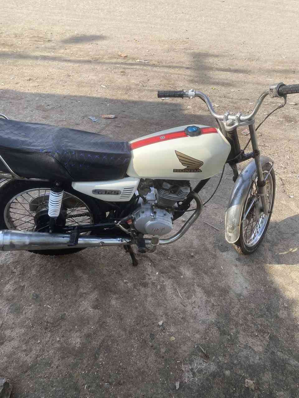 سلام عليكم دراجه أيراني نضيفه ادوات غراض كله جديد ما ناقصهه شيي لدراجه ميكنه ناعمه فول دراجه نضيفه ونهضه كلش حلوه رايده ب350 وبيها مجال حك لجيه مكاني بصره خمسميل رقمي ***********
