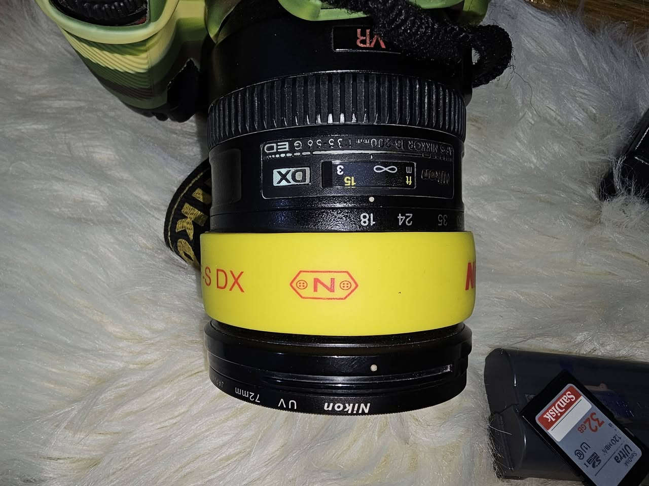 للبيع: كاميرا Nikon D7100 مستعملة بحالة ممتازة مع ملحقات كاملة
كاميرا Nikon D7100 نظيفة جداً ومحافظ عليها، تأتي مع حافظة حماية من السيليكون بنمط التمويه العسكري.
​المواصفات والملحقات:
​جسم الكاميرا: Nikon D7100 
​العدسة: عدسة Nikon AF-S NIKKOR 18-200mm f/3.5-5.6G ED VR DX. عدسة زوم ممتازة ومتعددة الاستخدامات مع خاصية تقليل الاهتزاز 
​الملحقات الإضافية:
​قبضة بطارية (Battery Grip) مركبة ومثبتة للحصول على عمر بطارية أطول ومسك أسهل للكاميرا
​حافظة حماية من السيليكون بنمط تمويه أخضر (كاور).
​شاحن بطارية أصلي (Nikon MH-25).
​بطارية إضافية واحدة على الأقل.
​بطاقة ذاكرة SanDisk Ultra بحجم 32 جيجابايت 
​حزام للرقبة (Nikon).
​غطاء حماية (كاور) للعدسة (باللون الأصفر).
​مرشح UV (فلتر) للعدسة 72 ملم 
​الحالة:
​الكاميرا نظيفة جداً وخالية من أي خدوش أو عيوب ظاهرة على الشاشة الخلفية 
​العدسة نظيفة وخالية من الخدوش والفطور.


**إذا كنت صاحب هذا الإعلان وتريد حذفه لأي سبب، رجاءا أرسل رسالة إلى الدعم الفني**