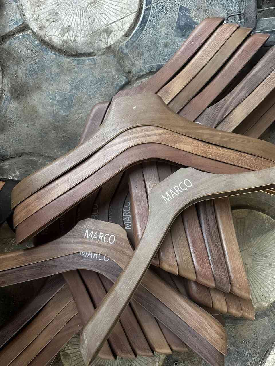 حياكم الله 
عندي ملكانات و تعاليك ملابس رجالي ونسا ئي و اطفال لبيع بسعر مناسب 
هاتف ***********
