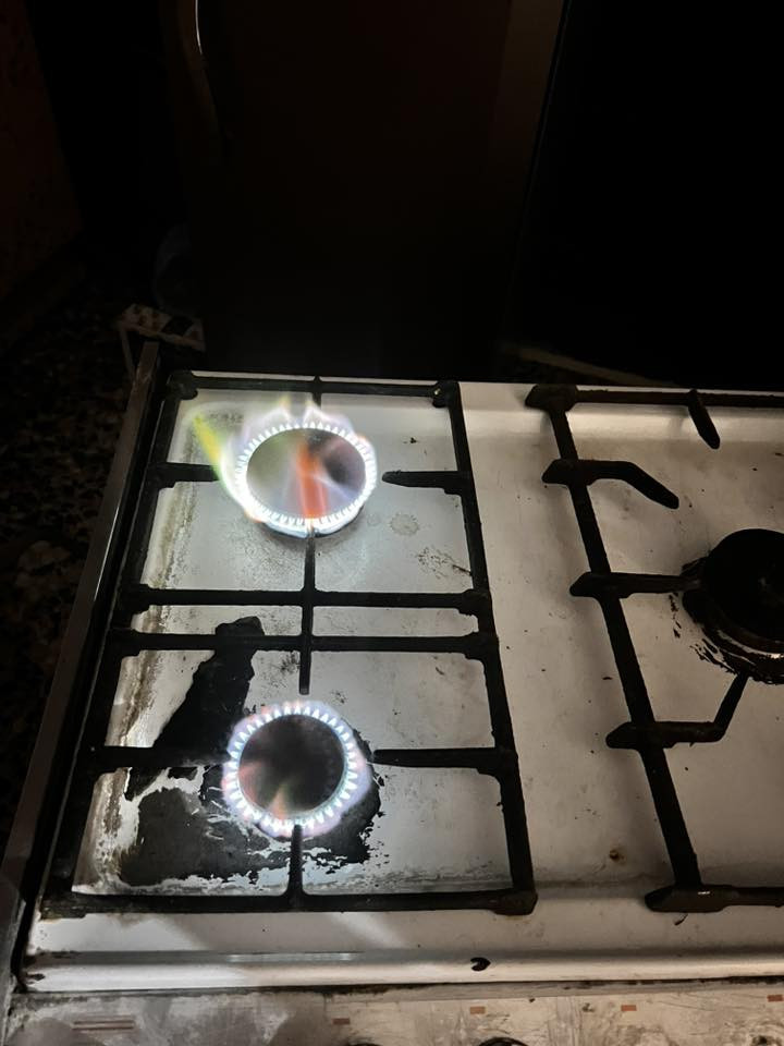 السلام عليكم
طباخ نوعيه قديمه  العيون كلها شغلات   وهاي نارة كدامكم
بس عين وحده صغيره من اطفيها اطلع 
 صوت مثل اللگفه
الفرن شغال 
السعر 30 مكاني شارع الجامع مال عبيدي

***********
