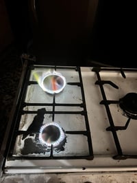 طباخ نوعيه قديمه  العيون كلها شغلات   وهاي نارة كدامكم بس عين وحده صغي...