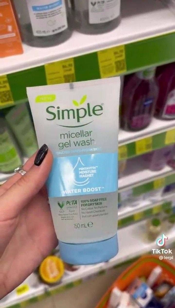 غسول ومرطب سمبل للبشره الحساسه 
‏Simple Micellar gel wash الاصلي😍😍
غسول سيمبل جل للوجه ميسيلار البسيط لتعزيز الماء 
يعد التطهير جزءًا مهمًا من نظام العناية بالبشرة الصحي. غسول جل للوجه ميسيلار البسيط لتعزيز الماء يحتوي على جل مائي خفيف ومرطب. تركيبته ومصممة خصيصا للبشرة المجففة أو الجافة أو الحساسة.
ينظف بلطف وفعال مع ترك البشرة تشعر بالمرونة والراحة والانتعاش على الفور
مرطب سمبل اصلي ✌️
‏Simple water boost hydrating ✅gel Gream 
جل كريم مرطب من سمبل يوفر ترطيب فائق وفوري ويخلي البشره ناعمه ونظره ترطيب فوري للبشره الجافه والباهته الي تحتاج ترطيب غير دهني وميخلي اي ملمس لزج على البشره متكون من مواد طبيعيه عشبيه 🌱🌱
مناسب للبشره الجافه والحساسة
#الاصلي المنشأ بريطانيا 🇬🇧💯
سعر الدرزن 
يوجد لدينا توصيل الجميع محافظات العراق✔️✔️


**إذا كنت صاحب هذا الإعلان وتريد حذفه لأي سبب، رجاءا أرسل رسالة إلى الدعم الفني**