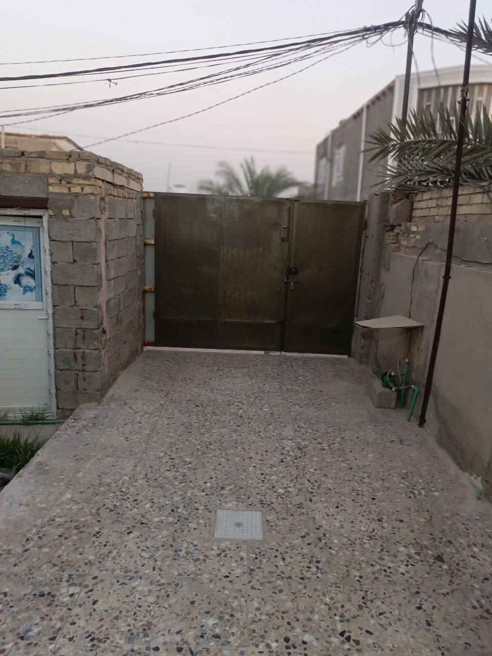 للبيع بيت بشارع معمل الموز فوك من الفلل بيت 200 متر ب50وبيه مجال الشراي يخابر او يراسل علمود التفاصيل ***********
