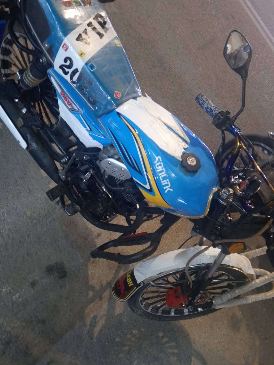 للبيع سونلك محرك ميتين ضاغطة وزنجيل سيبي اف موديل 25استعمال شهرين السعر 900بي مجال العنوان الرمادي الصوفية رقم هاتف ***********واتساب بي
