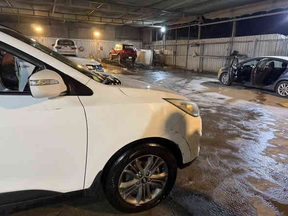 السلام عليكم 
توسان 2015 خليجي 
محرك 2000 دوش 
ماشية 156 الف كيلو 
المواصفات بصمة عمل 
تشغيل عن بعد 
تبريد قطعتين تحكم ستيرن 
بيها مكانين صبغ موضح بالسونار 
مكاني بغداد الدورة 
السعر 153 وبيها مجال 
الرقم ***********
