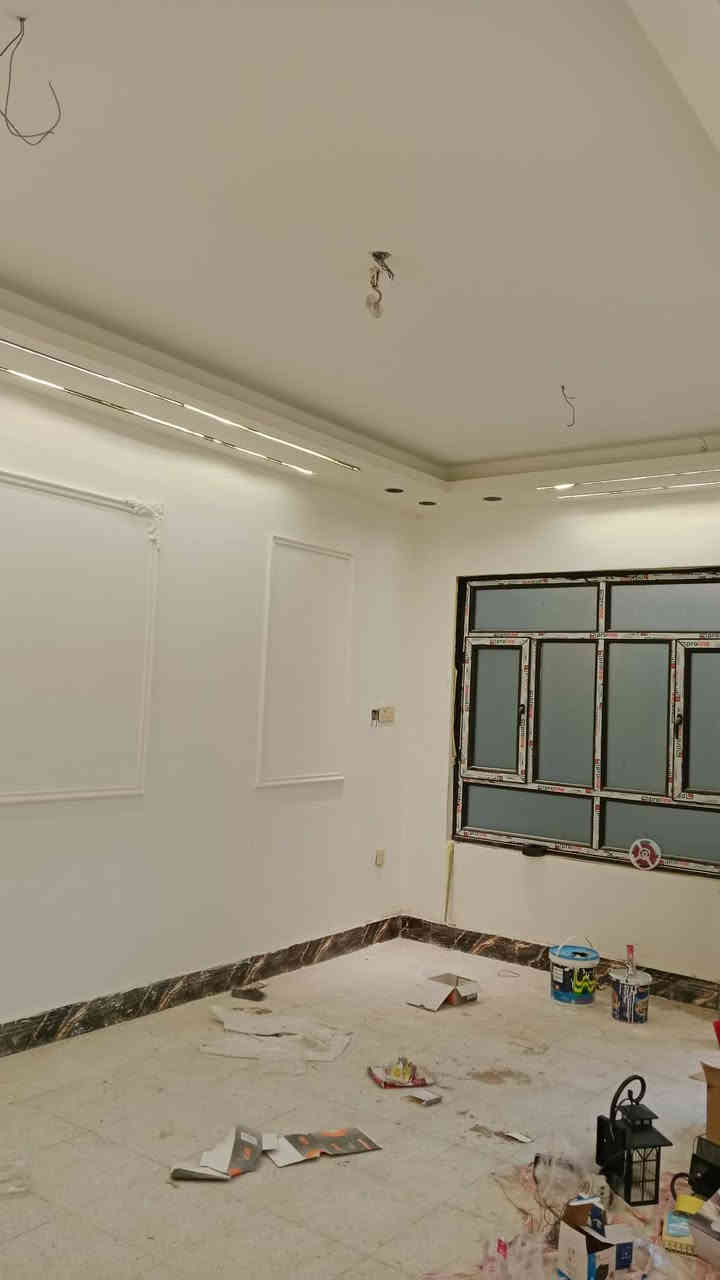 سلام عليكم عندي بيت للبيع 150 متر واجهة 7ونص ونزاله 20 بي غرفتين وصاله كبيره واستقبال 6x4 والغرف وحده 5x4والثانيه 4x4 والثالثه بطابق الثاني 4x5 عكاده شيلمان أعلى من الشارع مكانه حي ميسان قطاع 22 شارع البوريات خلف مول ميسان السعر 170 وبي مجال قليل مطلوب  للمصرف 20 مليون
واتساب ***********
***********
ابو زينب للعقار
