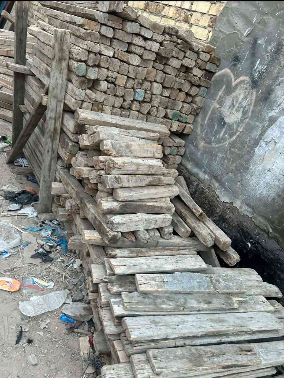 السلام عليكم قالب خشب للبيع العدد 5مكاعب يدك 100متر مكاني حله  اتصل***********
