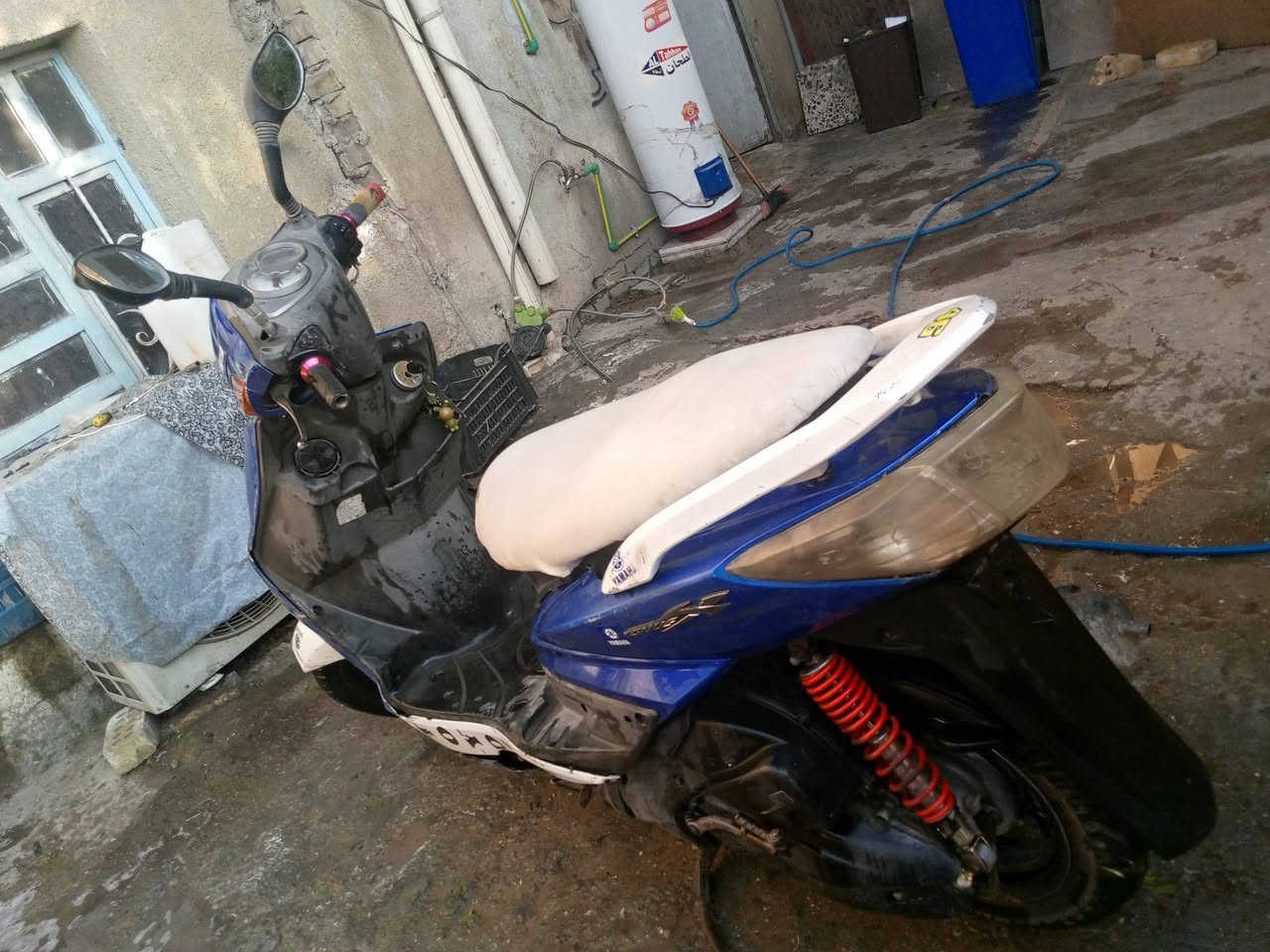 سلام عليكم دراجه سكنس فحل لبيع ياباني شغاله نص نكره سلف وهندر وكهرباءيتها كلها شغاله  كامله وكفراتها بلاديه انضاف ومحركها بلادي نطيف مامفتوحه ابد بلاديه ناعمه خرسه ماينسمعلها صوت شلعه ومعدل خير من الله وتأيراتها جدد جاهزه جديده  السعر375. بيها مجال لشراي رقمي *********** متواجد وتساب ورصيد مكاني بشارع فلسطين
