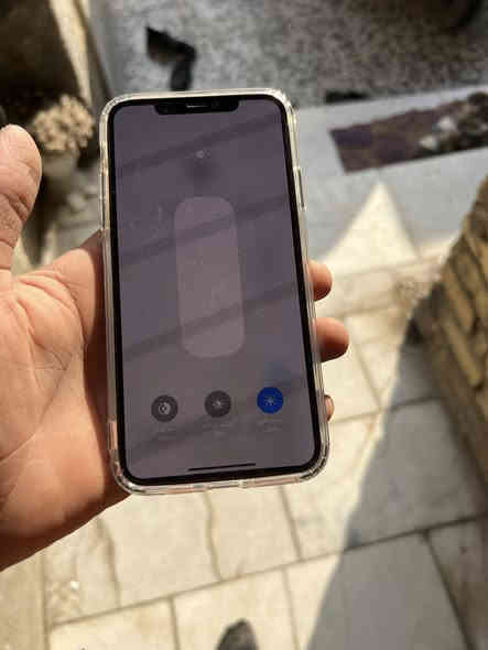 سلام عليكم ايفون ١١ برو ماكس جهاز كلش نضيف فقط مستبدل شاشة احسن نوعية بل سوك جهاز كلة شغال فقط فيس ايدي متوقف ذاكرة ٢٥٦ بطارية ٩٤ بلادية سعر ٢٣٥ وبي مجال بصيط مكاني بغداد ***********
