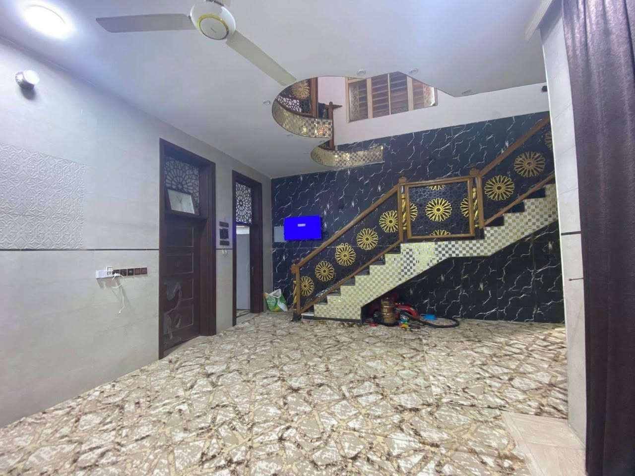 السعر 115 مليون قابل للتفاوض 
للبيع بيت فاخر في كربلاء، طويريج، الجمعية، خلف مدرسة المستقبل. البيت بمساحة 200م، طابو زراعي، سند 25، طابق واحد، ركن. البناء جديد، طابوق فول، بمواصفات عالية الجودة.  #كربلاء_طويريج_الجمعيه_مدرسة_المستقبل
للتواصل والاستفسار الاتصال وفي حال عدم الرد مراسله
 واتس 
***********
سيد امير
