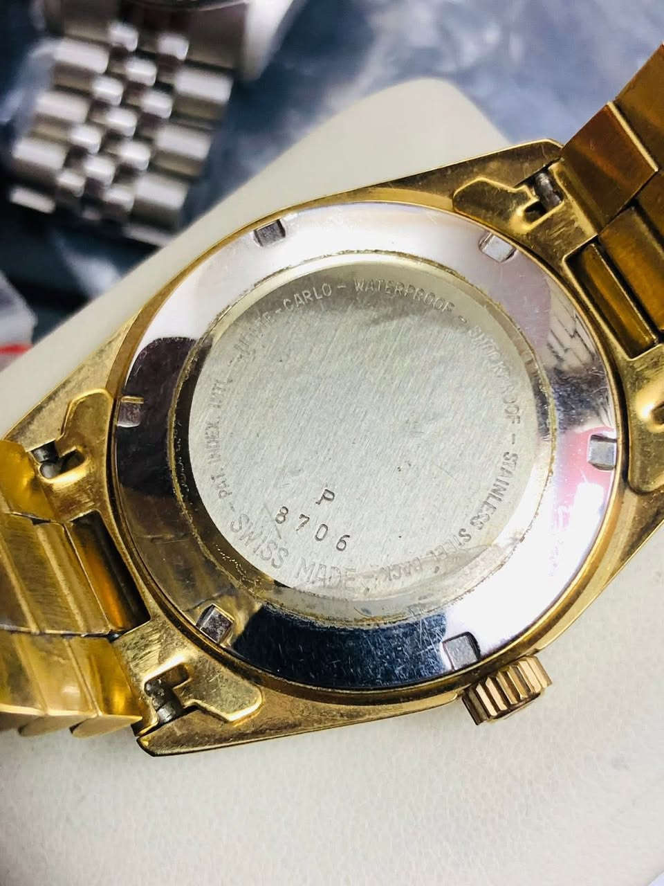 ساعة دليل المسلم ( DALIL) اوتماتيك 
سويسري اصلي انتاج الثمانينات 
تغليف ذهب بوصله لاتجاه القبلة
 القطر ٣٧،٥ ماكنه 21 حجر 
لوك غير مستعملة  
للاتصال ***********
