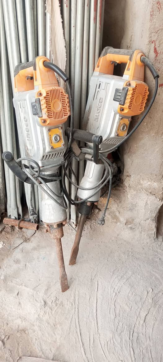 سلام عليكم
للبيع 
درينات 2 
قفاز 1 
حادل1
جكات 5 
رقم ***********
