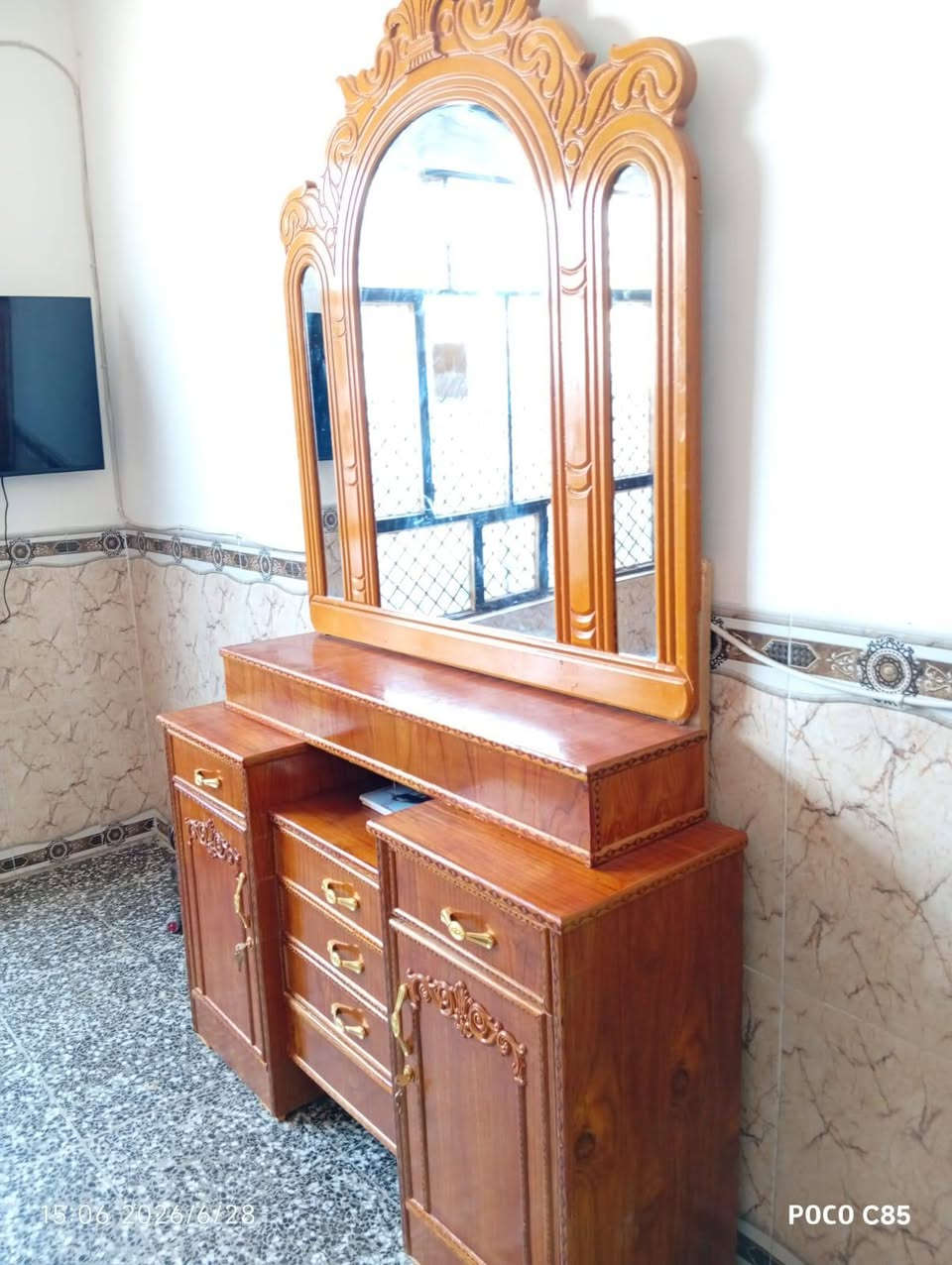 غرفه كامله للبيع مامستخدم السعر 800 بدون دوشك مع الدوشك السعر 900 العنوان الكرغوليه شارع كريش رقم الهاتف ***********
