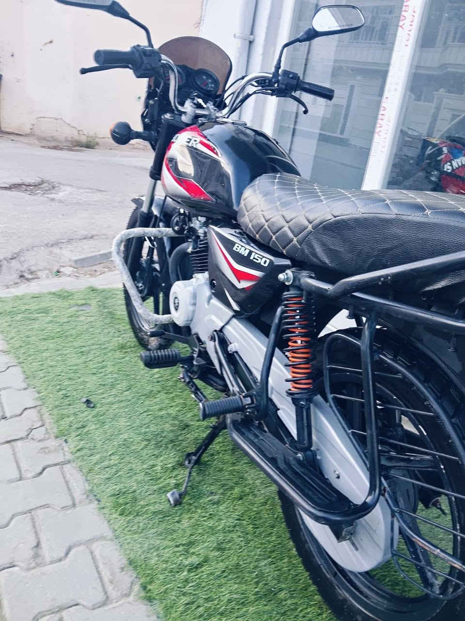سلام عليكم دراجه بوكسر موديل ٢٢ مرقم رقم ديالئ سنويه ولوحه تحويل نفس ليوم دراجه جديده بمعنئ الكلمه مكفول مابيه اي نقص محرك بلادي  الشراي يتصل *********** مكاني ديالئ بعقوبه
