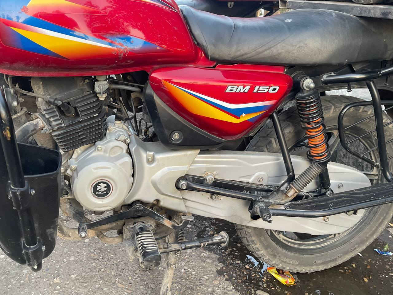 السلام عليكم بوكسر موديل 21 رقم وسنويه لوحات انكليزي تحويل ثاني يوم
الدراجه بيها مكينه مال 23 نظيفه لانضوح ولا تنقيص ولا تبخير
مابيها اي نقص فقط الكيلو متر متوقف
عنوان بغداد حي اور السعر. 1800 وبيها قليل
***********
