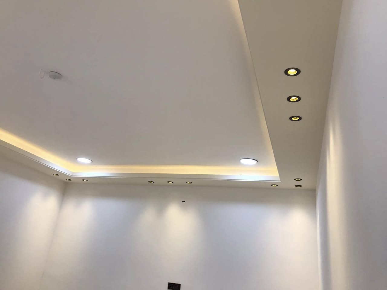 السلام عليكم 
من رخصة الادمن 
صبغ اردني المتر الفين ونص الواجهه 
للاستفسار ***********
