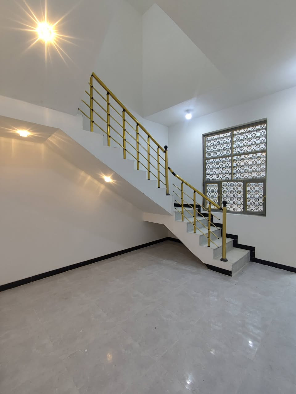 بيت بناء حديث 100متر طابو صرف
بالاسكان الصناعي بحي المهندسين
البناء // طارمه استقبال وصاله وغرفه ومطبخ وصحيات داخليه وخارجيه ومنور وسطح اشتايكر
السعر والتفاصيل راسلني واتساب متوفر ***********
