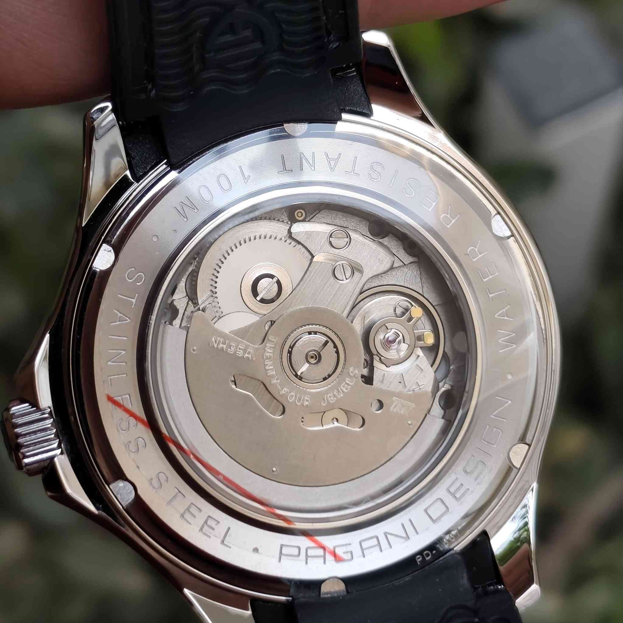 Pagani Design PD-1667 ساعة ماركة باكاني دزاين اصلية
(الصور خاصة بالساعة اني مصورها)
جديدة لوك  متوفر اكثر من قطعة (السعر اذا اكثر من قطعة يفرق)
ساعة اسطورية حرفياً 
أبرز مواصفات الساعة:
الماكنة (الحركة): ماكنة الساعة يابانية أوتوماتيكية من سيكو Seiko NH35 المعروفة بدقتها وموثوقيتها
المواد والتصميم:
الهيكل: مصنوع من الستانلس ستيل (الفولاذ المقاوم للصدأ) بقطر يبلغ 42 ملم وقفل بحري
الإطار: إطار سيراميك دوار باتجاه واحد مع رنك دوار 
الزجاج: كريستال ياقوتي (Sapphire Crystal) مقاوم للخدش.
المقاومة للماء: مقاومة للماء حتى عمق 100 متر (10 بار)، 
مينا وعقارب مضيئة (Luminous) لسهولة القراءة في الظلام، مع نافذة لعرض التاريخ. 
(متوفر فيديو للساعة)
متوفر توصيل لكل العراق 🇮🇶


**إذا كنت صاحب هذا الإعلان وتريد حذفه لأي سبب، رجاءا أرسل رسالة إلى الدعم الفني**