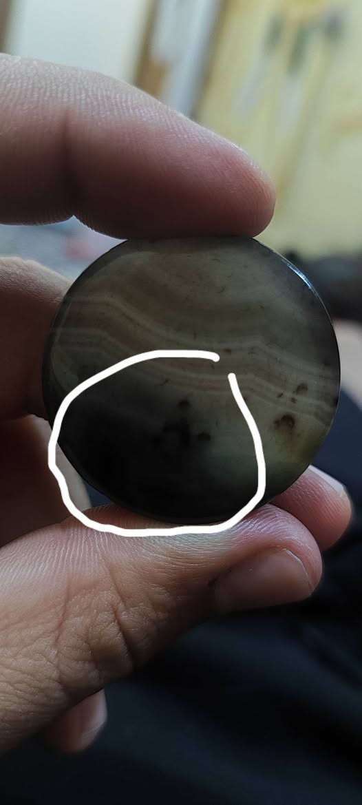 حجر عقيق  خوات مصور  واحد من العقيق مصور شخص كاعد على جرف واضح بصوره  والثاني مصور  امواج بحر   اطيني سعر بل يرضي بي الله  وخذهن  رقمي ***********
