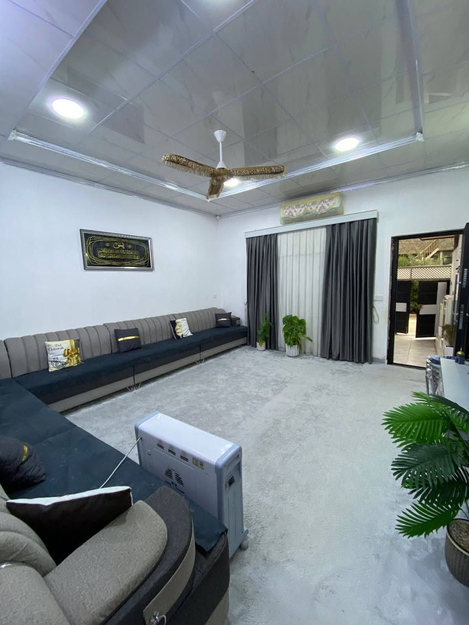 أعلان 538
يوجد لدينا دار للبيع طابو بأسم شخص واحد 
المساحة 100متر طابقين ونص
ملاحظه +طاقه شمسيه 16انبير
الموقع حي العسكري قرب ماركة النور 
#السعر110مع المجال 
الاستفسار 
***********
او مراجعه مكتبنا  موقع حي عسكري خلف موقف الكوسترات مقابيل ماركت عامر خليل 
و مجاور مدرسه الجواهري
