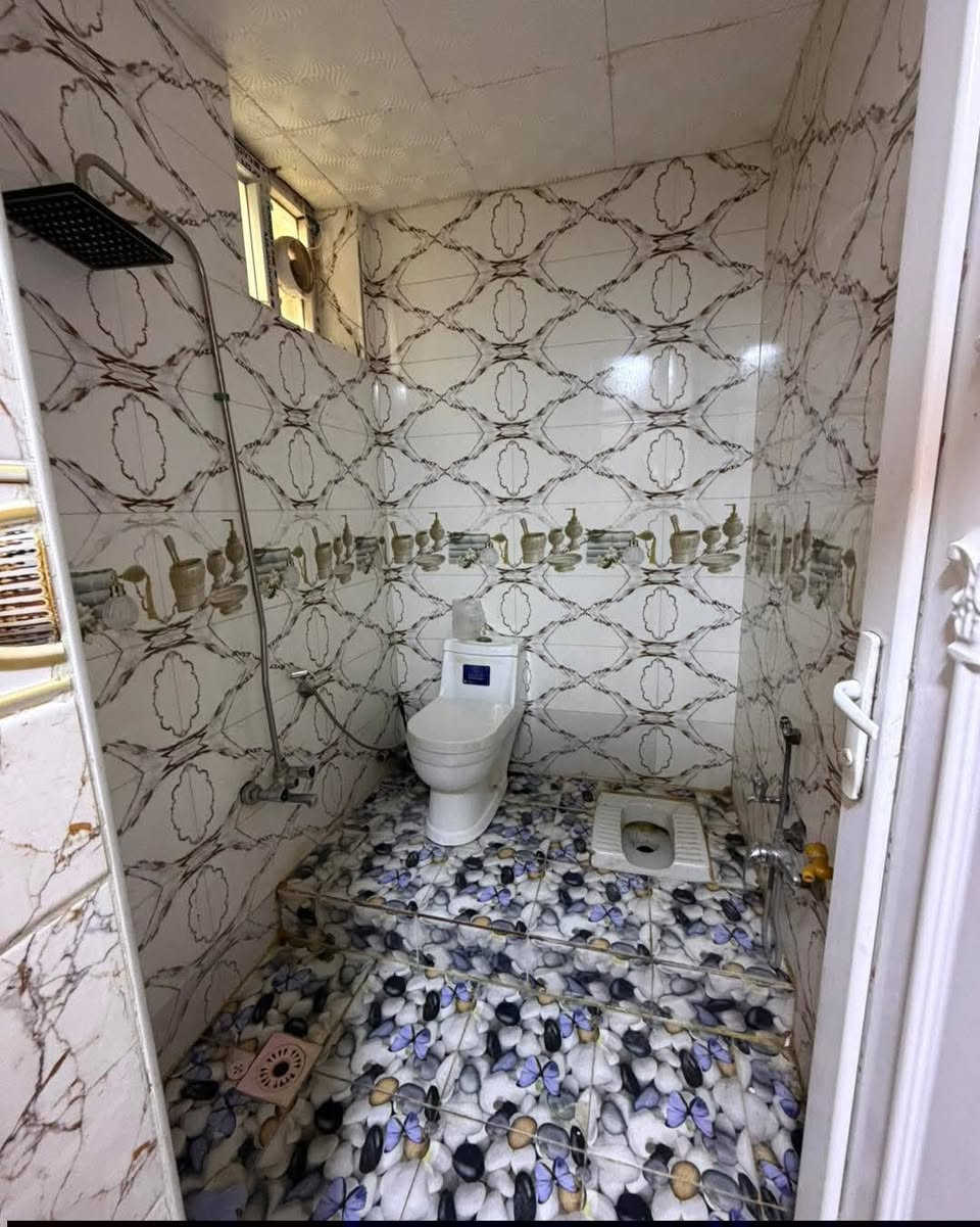 سلام عليكم
بيت طابقين بناء حديث 
ركن على 3 شوارع 

المساحه 110 سند 25 
تحويل مباشر 

3 غرف نوم 
كليدور استقبال 
3مجمعات صحيه 

كافه الخدمات 
البيت فارغ تسليم مفتاح 
عنوانه نادر الثانيه خلف مول أهل الخير القديم 

***********

التواصل واتساب
