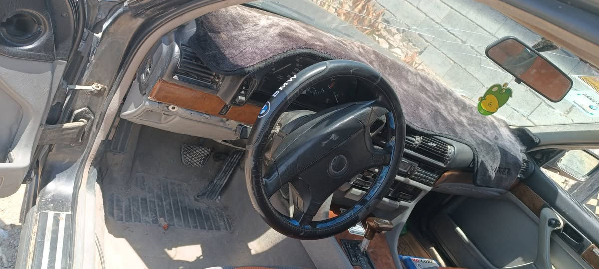 بيم موديل 91  كير مكينه جدد سياره بدون ضربه  داخل حلو نقص بس صبغ مكان السياره الرمادي  مراوس او بيع سعر 40  لل تواصل ***********
