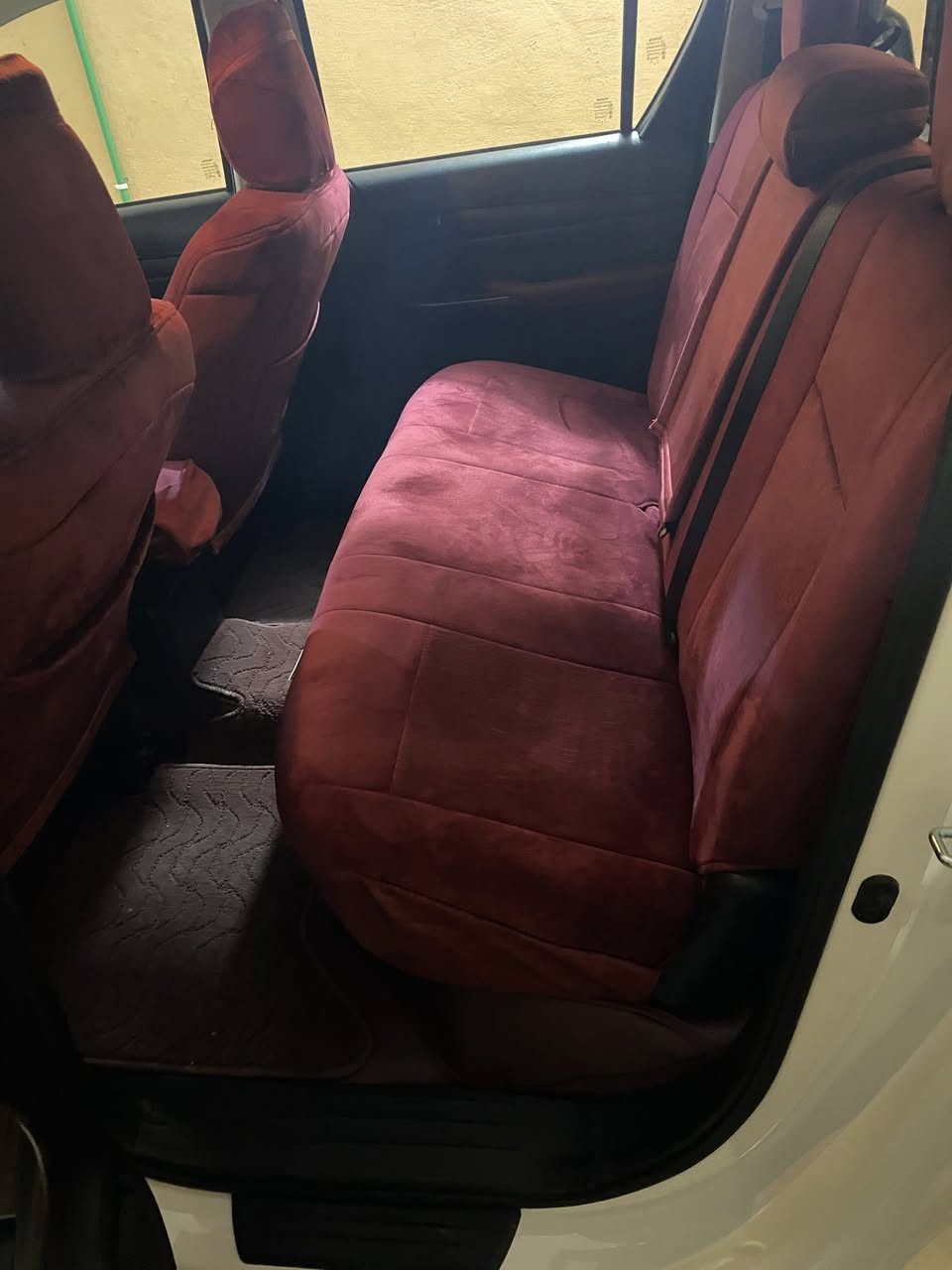 سلام عليكم للبيع تويوتا هايلوكس 2025 زيرو باب اول گير عادي للتفاصيل الاتصال على الرقم ***********
