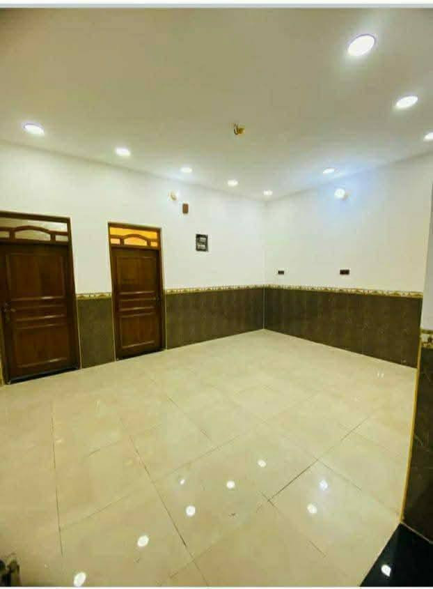 ياالله
سلام عليكم
البيت البيع طابو صرف 
مساحه ((200))  متر بناء حديث ومسلح
جمعيات خلف بانزين خانه وقرب مدرسه
يحتوي على استقبال وصوله وغرفتين نوم
ومطبخ وساحه كبيره صحيات داخليه 
وصحيات خارجيه 
ملاحظه البيت مطلوب إسكان 
سعر البيت كلي ((165)) مطلوب 
((12)) مليون سدد شهريه 
استفسار اتصل ((***********)) 
((***********)) اخوكم أبو عراق....
