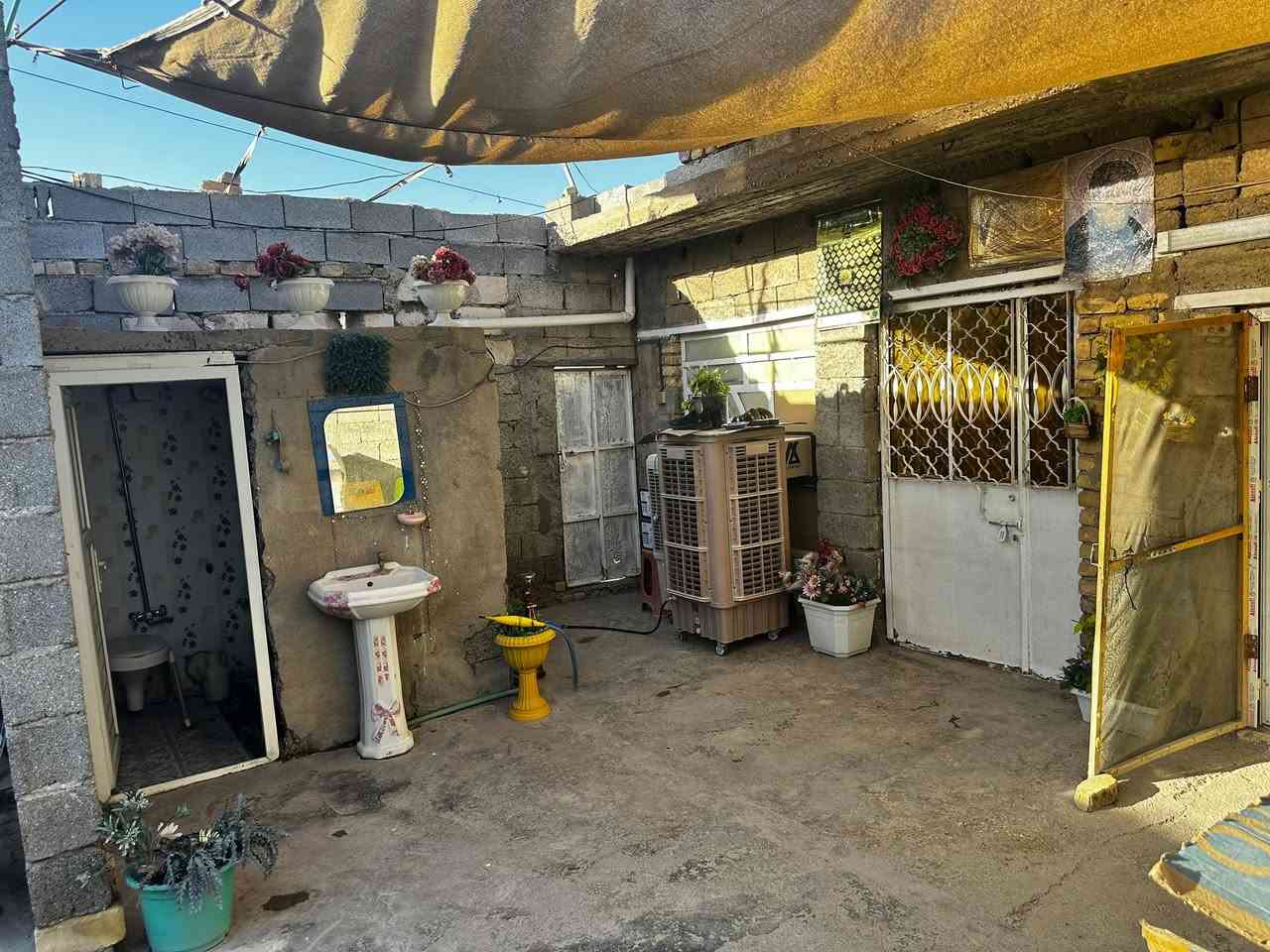 السلام عليكم 
بيت مساحه 125 متر تجاوز صب مسلح بصف السوك شارع كهوه المتقاعدين ويه لبيت غراض كاونتر طباخ كنتور بوفيات عدد 2 مجمده تانكي ماطور ماء نضام سستم كامرات مغاسل 3 الاتصال على الرقم ***********
