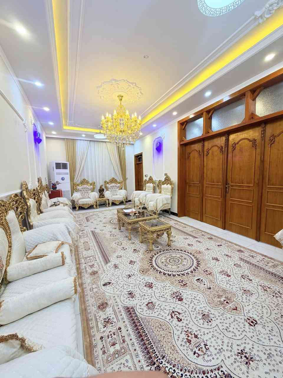 بيت للبيع في شارع السفينة في شارع السيدة زينب مساحتة 500م يبعد عن الشارع العام 200م بيت طابقين بناء جديد وحديث 2025 كل السقوف ديكور مغربي كما موضح في الصور بناء الطابق الاول ديوانية وصالة وهول وكلدور وغرفتين ومجموعة صحيات ومطبخ حار وبارد وبناء الطابق الثاني غرفتين وصالة ومجموعة صحيات 

للاستفسار فقط ع الرقم متواجد 

***********

***********
