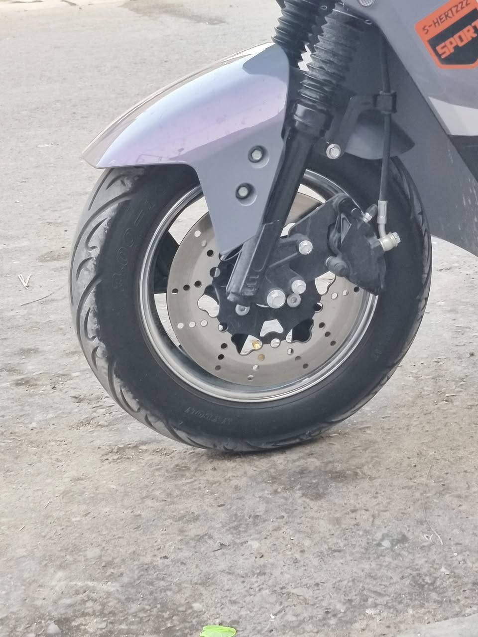 دراجه سكنس شحن 318 فئة السبورت ملفها 3000W بطاريات العدد 6 30A امبير دراجه طياره سرعتها الحقيقه 93 وتمشيك اقل شي 60 كيلو دراجه نظيفه 
1- سويجين وبصمتين وكارتين 
2- بيها فيشه وضع ECO الاقتصادي وفيشه ثانيه وضع SPORT يعني طياره 
العنوان بغداد الحسينية السعر 850 وبيها مجال 
الرقم *********** متوفر واتساب
