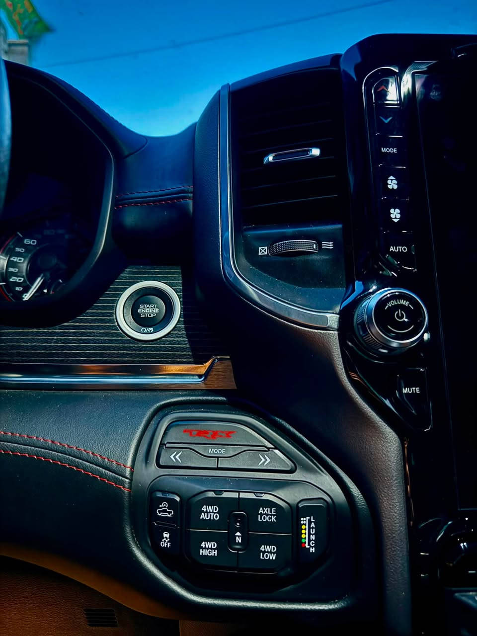 السلام عليكم للبيع DODGE RAM TRX 2021
* وارد أمريكي
* كلين تايتل
* الممشى: 31 ألف كيلومتر فقط
بوضع الشركة
* محرك 6.2 لتر HEMI V8 سوبرتشارج
* قوة 702 حصان
* ناقل حركة أوتوماتيك 8 سرعات
* نظام دفع رباعي (4×4)
* نظام Launch Control
* نظام Baja للقيادة الصحراوية
* شاشة وسطية 12 إنش
* تشغيل بصمة ودخول ذكي
* كاميرات 360° وحساسات
* مثبت سرعة متكيف
* مقاعد جلد كهربائية
* أنظمة أمان ومساعدة قيادة متطورة
عليها برمجة مصطفى ايكل

سبب البيع: التغيير فقط.

للاستفسار رقم الهاتف ***********.
السعر 57 الف دولار
