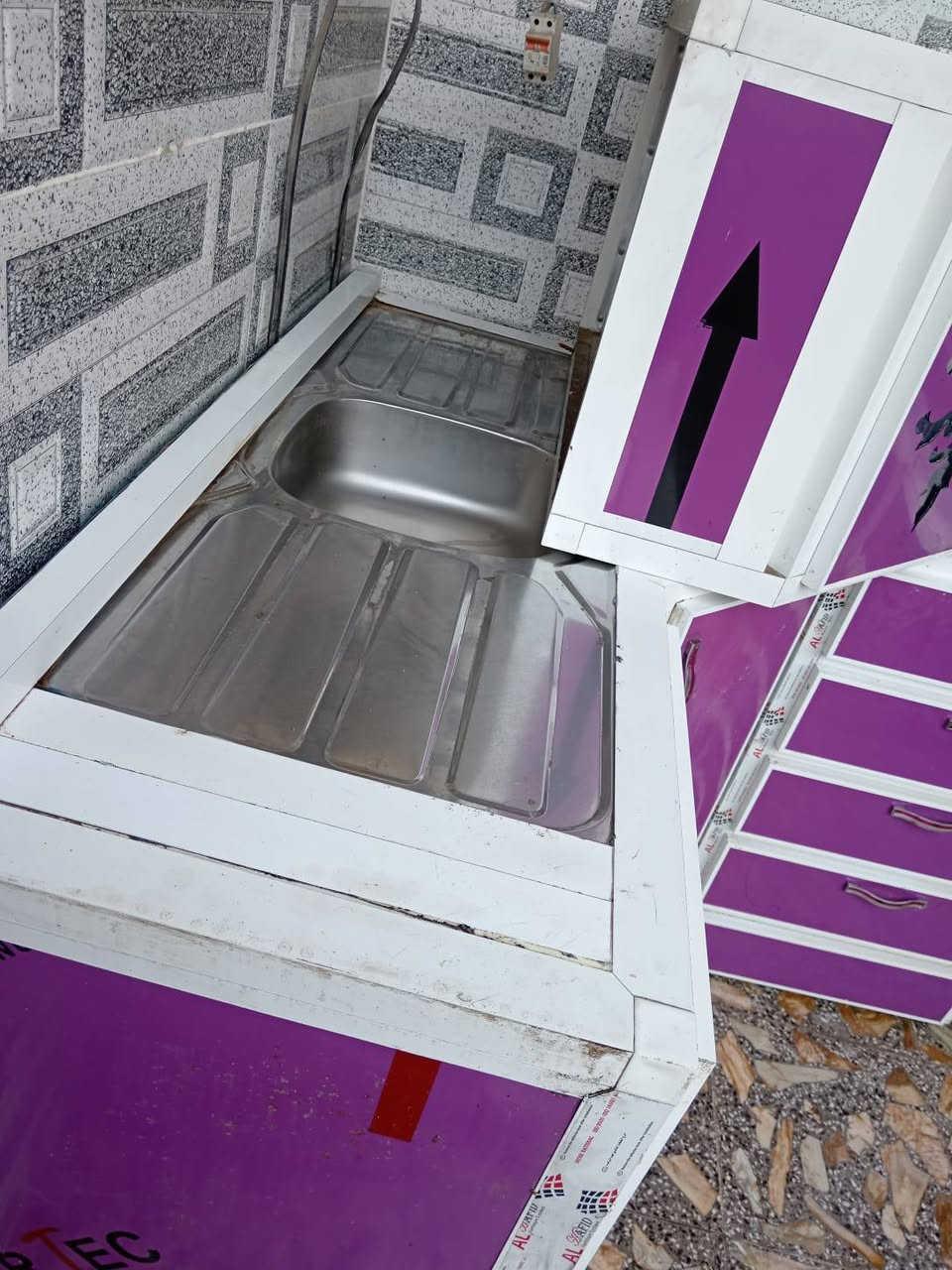 سلام عليكم كاونتر تركي 5 قطع نضيف جدن جرابي عدد ٢ نضيفات جدن خشب الوح مكان مدينه الصدر ***********
