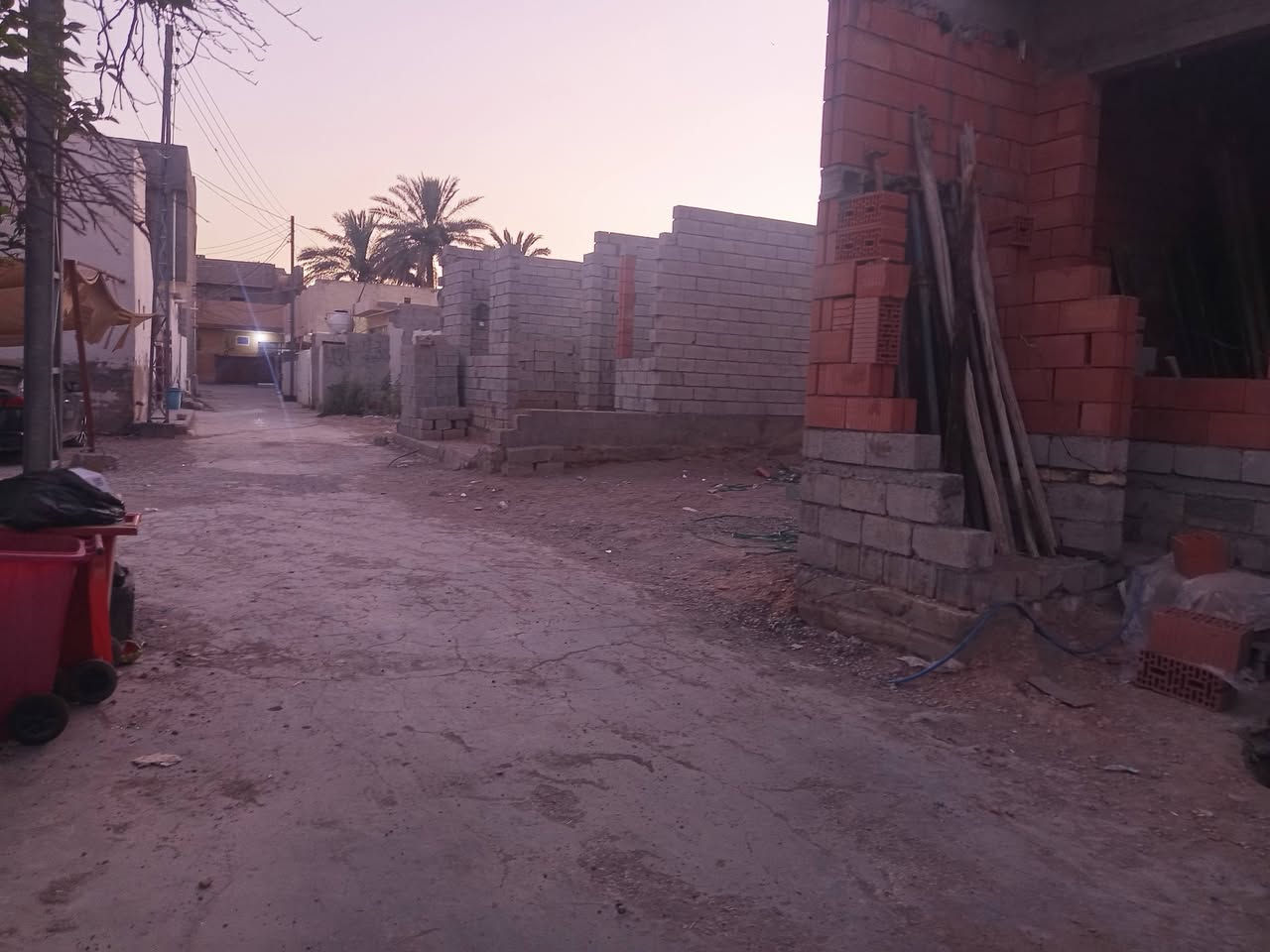 قطعة ارض للبيع ملك صرف 7×12.30=86م مربعه ماء وكهرباء وتبليط وخط مولد ومجاري واناره ومدارس ابتدائي وثانوي بهزر جرف الملح بدايه فرع  الي مقابل ثانوية الرونق للبنات السعر 42 مليون للاستفسار خاص او ***********

