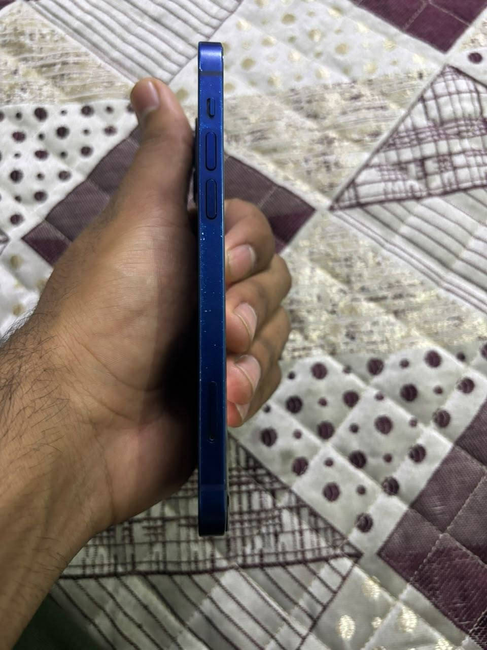 السلام عليكم 
مرخصت الادمن 
شباب ايفون 12 عادي ذاكره 64 نضيف كلش مال بيت محافضين  عليه مبدل بس بطاريه اصليه مال وكاله تقره 100 الكارتونه موجوده
سعره 300 وبيه مجال حك الجيه مكاني بغداد شهداء العبيدي وهذه رقمي *********** ما عندي ماسنجر وما يرهم مراوس
