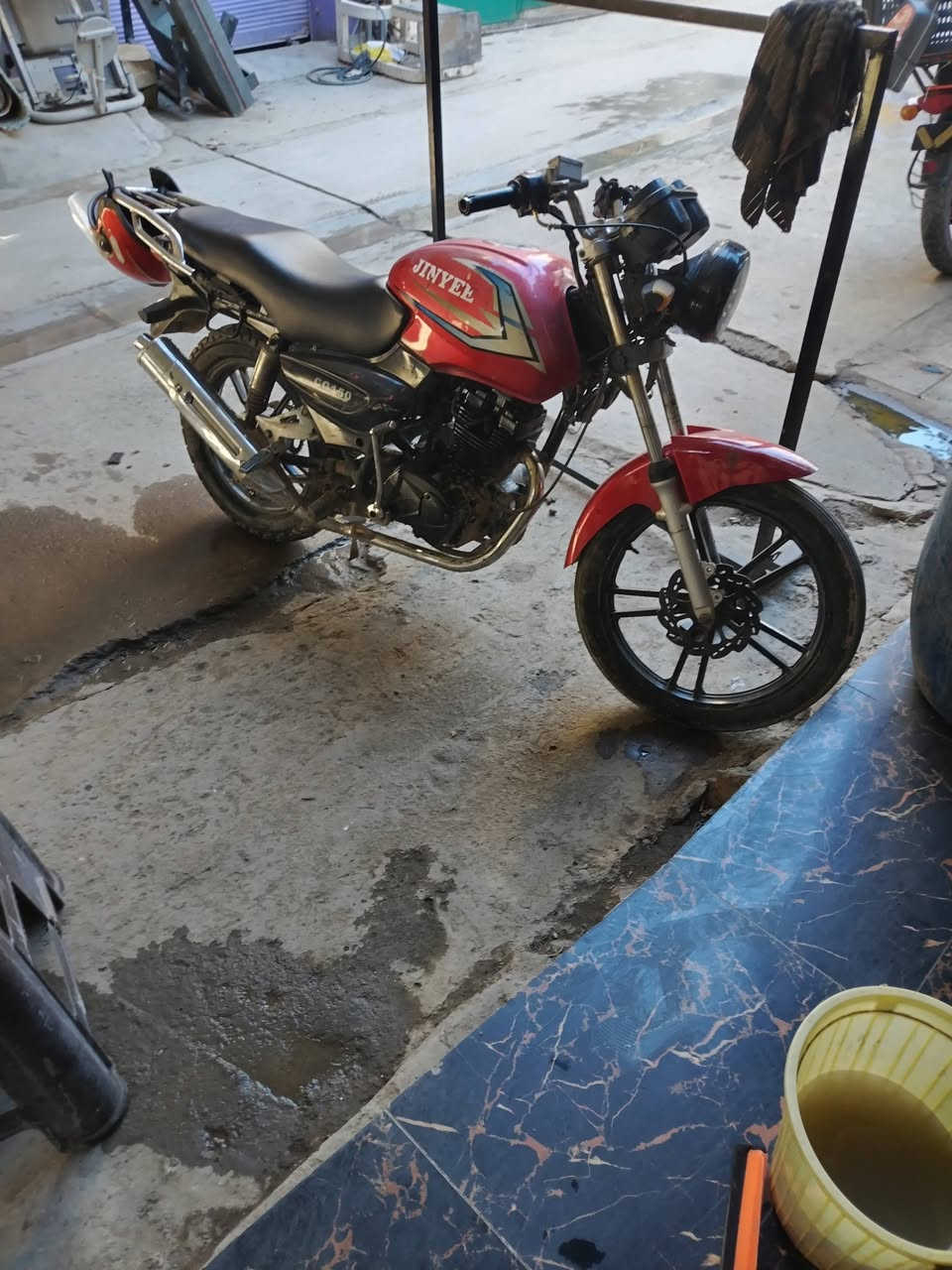 السلام عليكم ورحمة الله وبركاته
دراجه جني بانده نضيفه كله شغاله نقصه باتي فقط
   تايرات جديده

أوراق كامله أو مثل ماموضح بالصور
  مراوس اوبيع السعر ٣٥٠ اوبي مجال
  للتواصل *********** أو فيس
