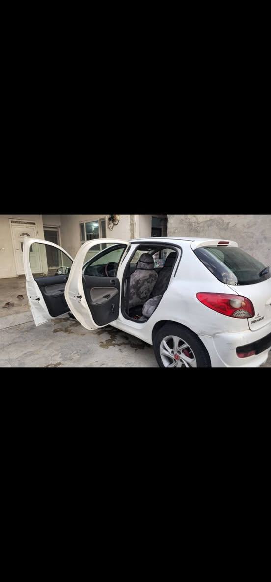 بیجۆ ٢٠٦ پڵەس
مۆدیل ٢٠١٣ 
١٧٠ هەزار ڕۆشتوە
شاشە و کامێرایی ئەسڵی بۆ بەستراوە
بەرگی کوشنی تازەیە
لە ڕەسمەکە دیارە پاکە و خاوێنە هەموشتێکی 

کامل سێرڤسە نزیکی ١ میلۆنی خەرج کراوە نوقسانی نیە 
بەس غازی تەبریتی نەقسە ساردوو گەرم مەزبوتە 
سەنەوی ئەسڵە بە شەرتی ماڵی مەدەنی و ئەوەلیات 
سەیارەی مەعرەز نیە هی دەستی خۆمە 

نرخی ٣٥ وەرەقەیە 
شوێن سلێمانی 
***********
***********
