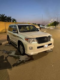 لاندكروزر GXR • ٢٠١٣ • ١٩٠٠٠٠ كم