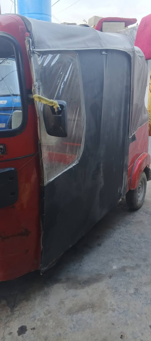 السلام عليكم تكتك للبيع موديل 2017رقم وسنويه تحويل تاني يوم تكتك 
بيهه طخات بسيطه مكينه مكفوله لا تنقيص ولا تبخير السعر 4500وبيهه مجال مكان بغداد الشعب رقمي ***********
