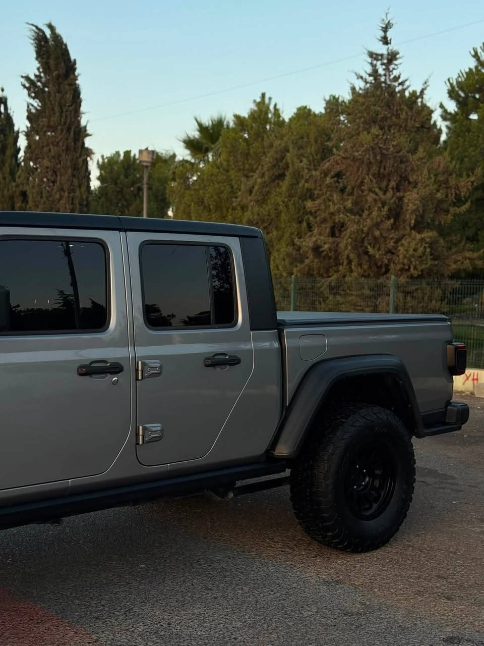 ‏👑JEEP GLADIATOR 👑
RUBECON 🚀
جيب گلاديتور روبيكون 💪

لون مميز🫡 

لون رصاصي مميز🩶

رقم وسنويه جديد 

هزه وفحص كله جديد

‏‎الموديل:2020

‏‎المحرك : V6.  3.6L .

‏‎العداد. 83000 ميل

السياره كلين بدون ضرر

المواصفات

*لايت وبك لايت لد اصل شركه
‏‎* دفع رباعي 4x4 .
‏‎* ويل للطرق الوعرة قياس 17 انج. 
*مقاس اطار 315/70/17
‏‎* مساحة تخزين اضافية تحت المقاعد الخلفية .
‏‎* شاشه 7 أنچ . 
‏‎* كاميرا خلفية مع امكانية التقريب (زوم) .
‏‎* حساسات خلفية .
‏‎* نظام (Auto Break System) مانع تصادم خلفي .
‏‎* مرايا مع خاصية التعتيم الذاتي  .
‏‎* تشغيل عن بعد .
‏‎* دخول ذكي (بصمة) .
‏‎* سقف 3 قطع قابلة للازالة .
‏‎* ابواب قابلة للازالة .
‏‎* زجاج امامي قابل للطي .
‏‎* غطاء للصندوق الخلفي قابل للطي .
‏‎* عزل كامل للصندوق والباب الخلفي مقاوم للخدوش .
‏‎* إضاءة داخل الصندوق الخلفي . 
‏‎* ماخذ للتيار الكهربائي .
‏‎* منظومة كاملة للقطر (السحب) . 
‏‎* نظام (Auto Start System) التشغيل والاطفاء الاوتوماتيكي للتوفير في صرف الوقود .
‏‎* محدد سرعة . 
‏‎* تلفون بلوتوث . 
💵💵السعر خاص💵💵
العنوان 📍اربيل
او اي استفسار الاتصال
☎️***********
☎️***********
